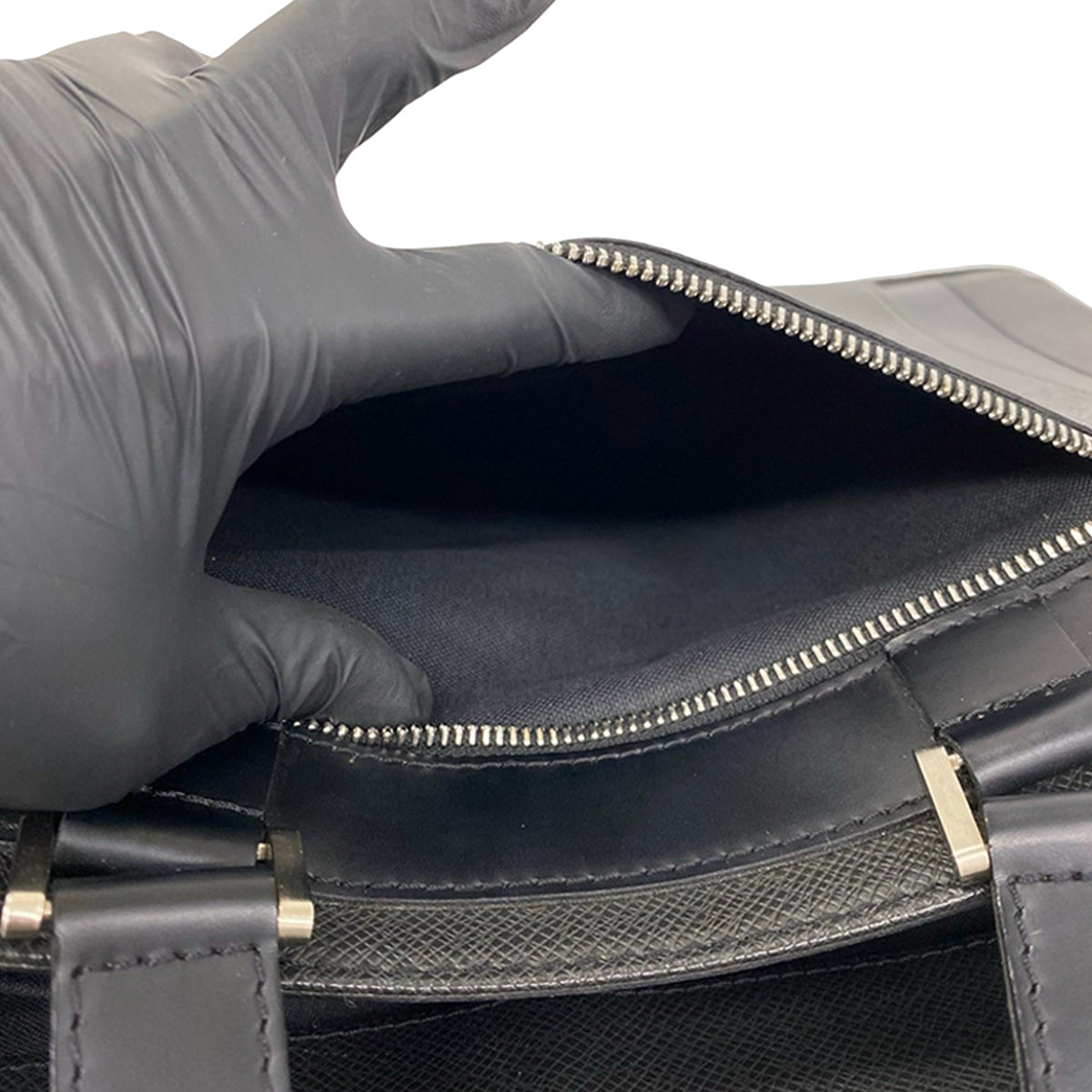 Louis Vuitton Taiga Kasbek PM — Black