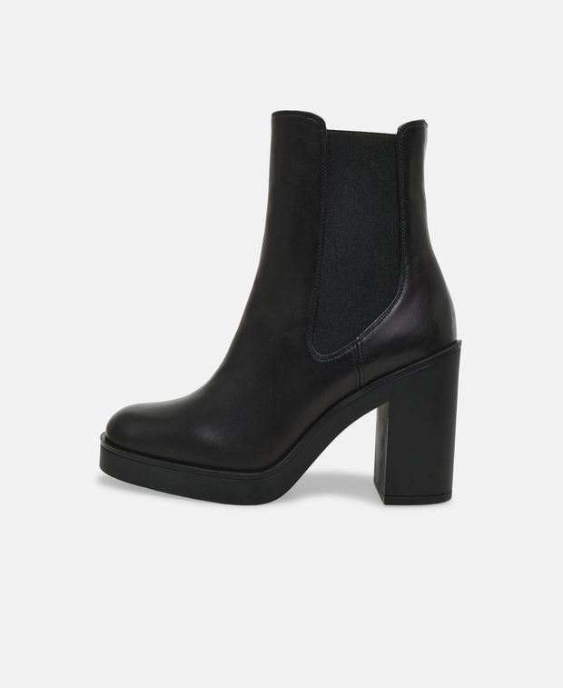 Stuart Weitzman Bethenny Chelsea boots