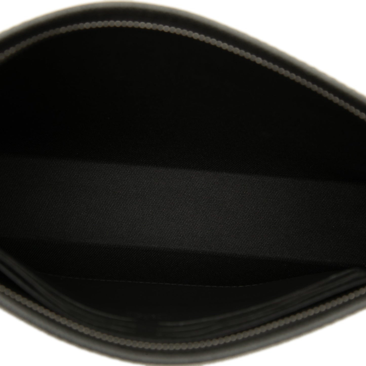 Louis Vuitton Taiga Pochette Voyage MM