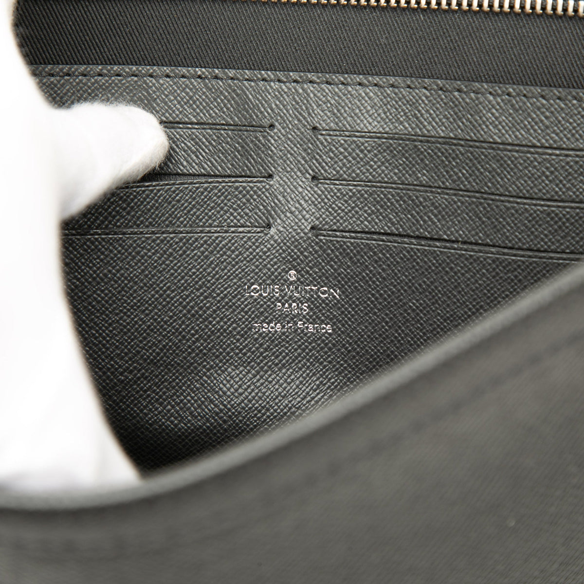 Louis Vuitton Taiga Pochette Voyage MM