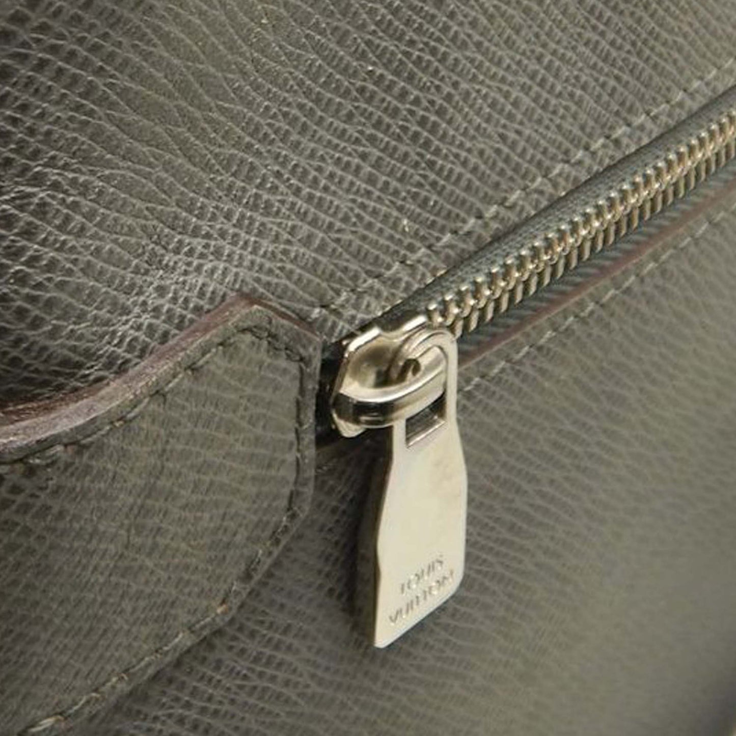 Louis Vuitton Taiga Sasha
