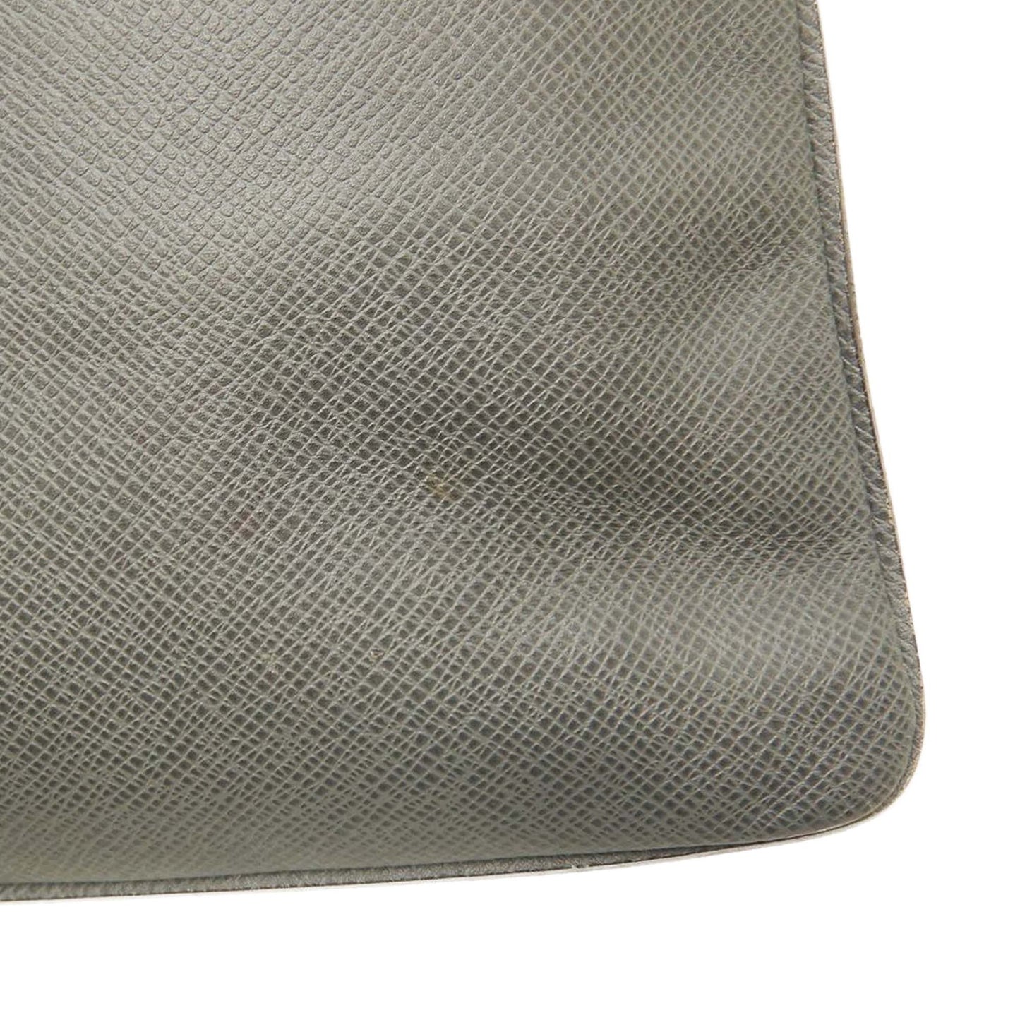 Louis Vuitton Taiga Sasha