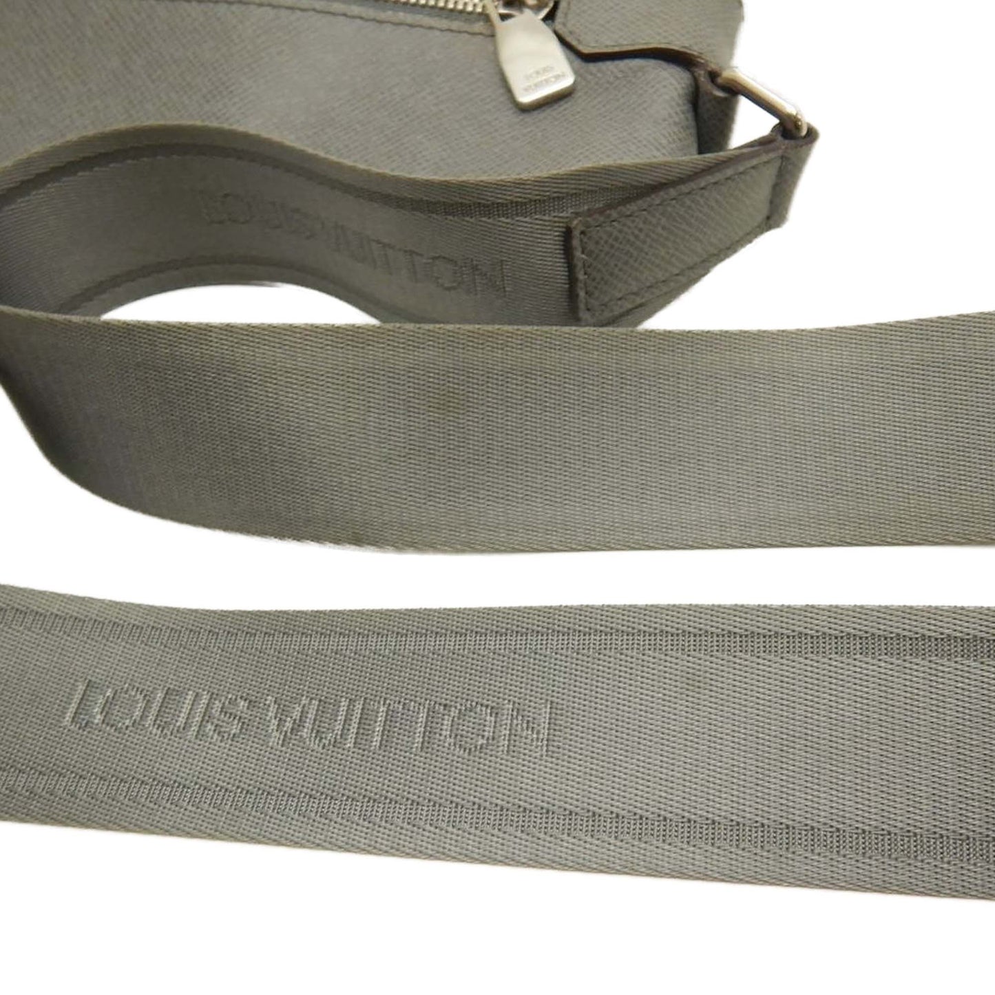 Louis Vuitton Taiga Sasha