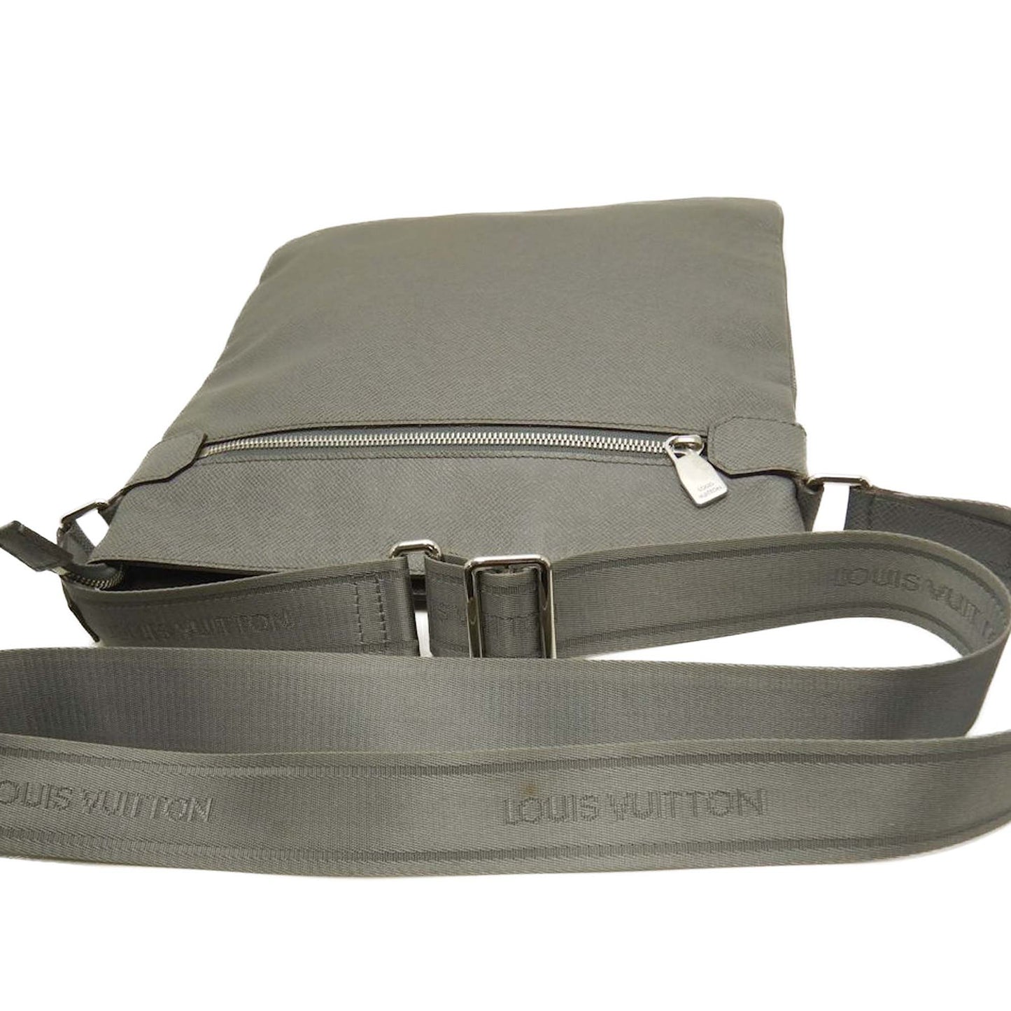 Louis Vuitton Taiga Sasha