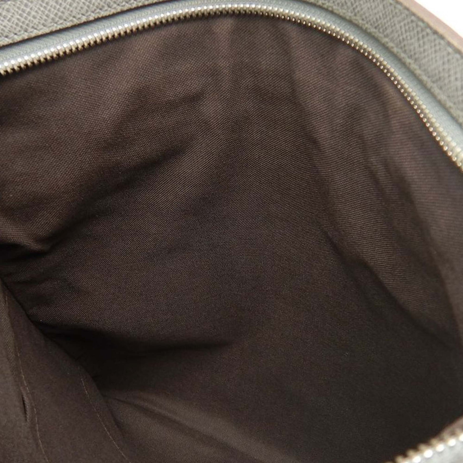 Louis Vuitton Taiga Sasha