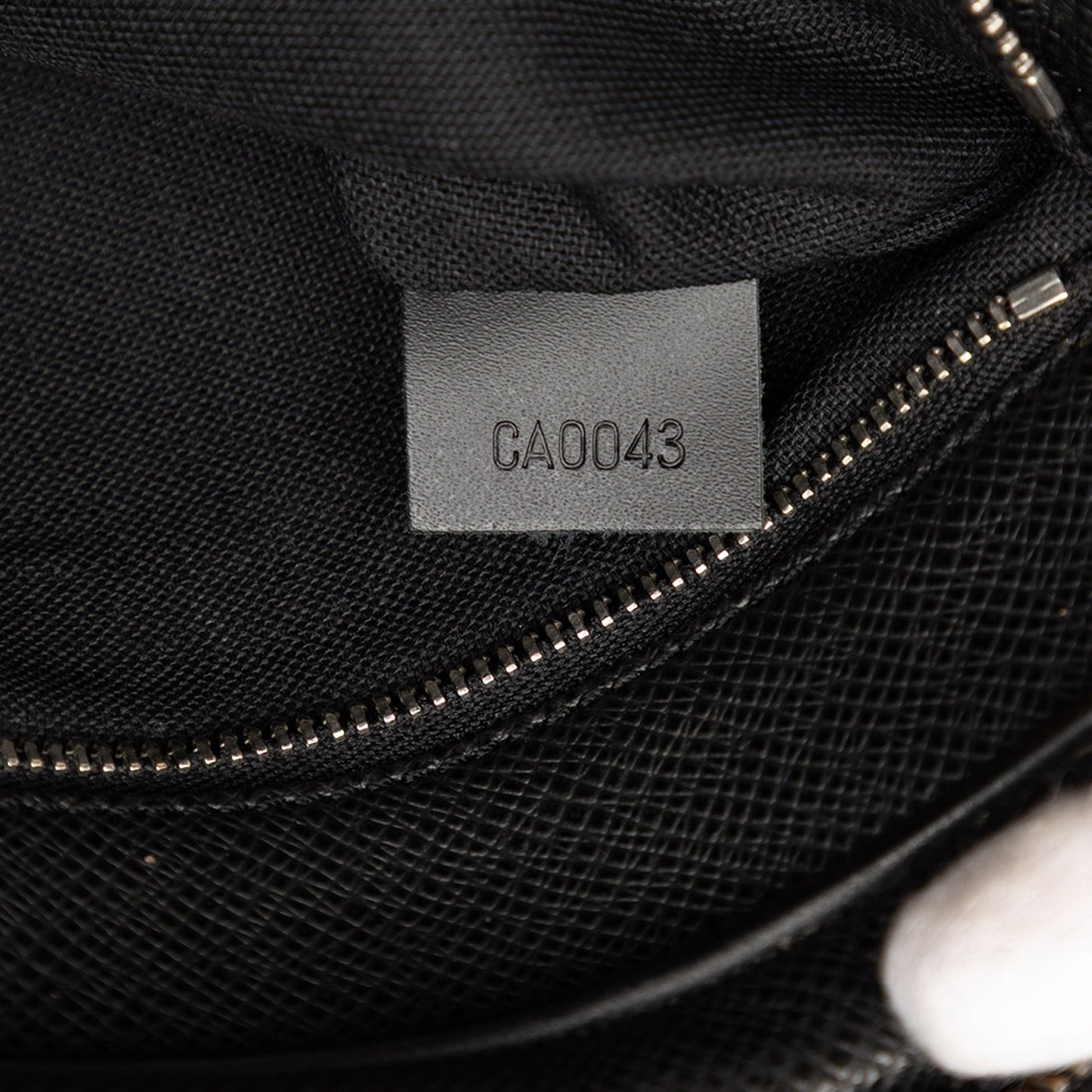 Louis Vuitton Taiga Pochette Kaluga