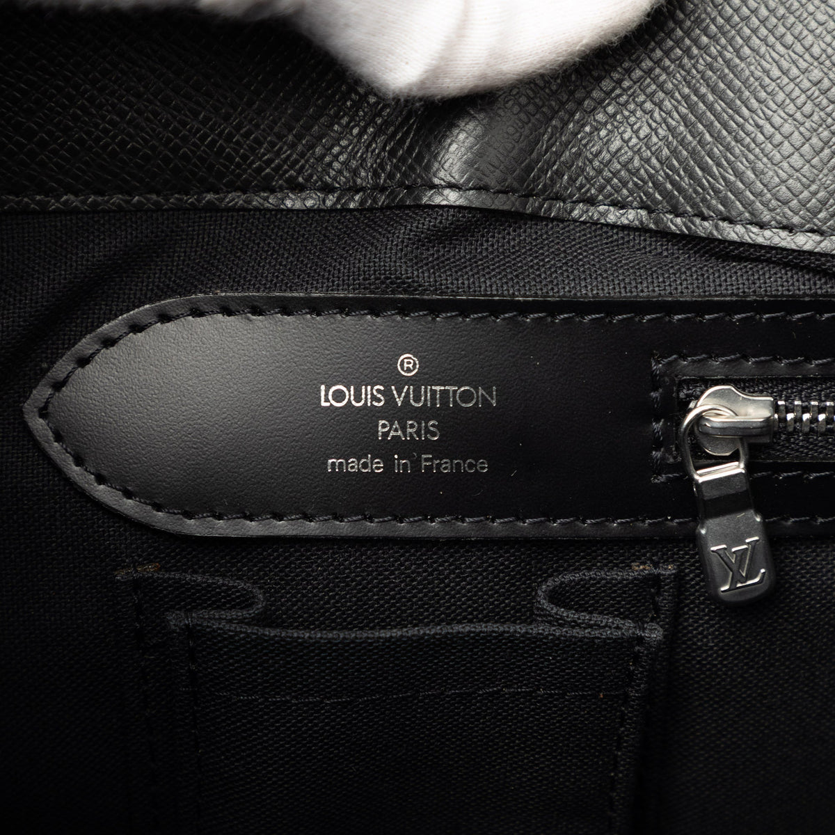 Louis Vuitton Taiga Kasbek GM