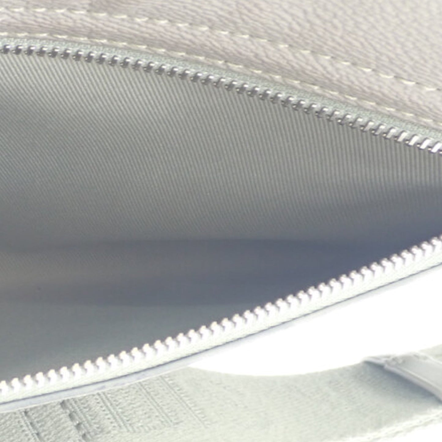 Louis Vuitton Monogram Gradient District PM