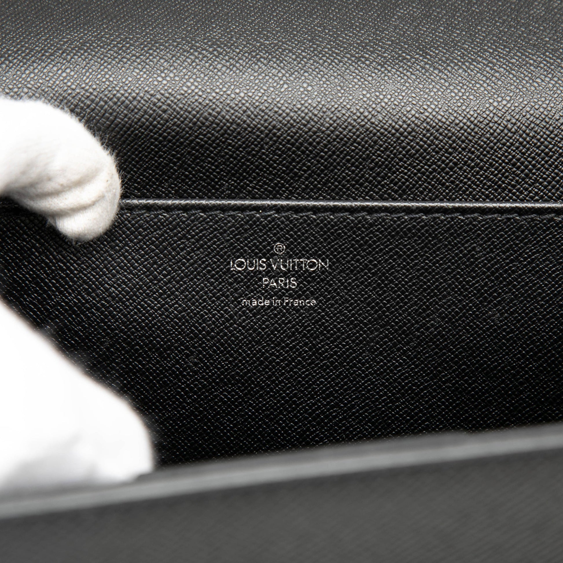 Louis Vuitton Taiga Robusto 2