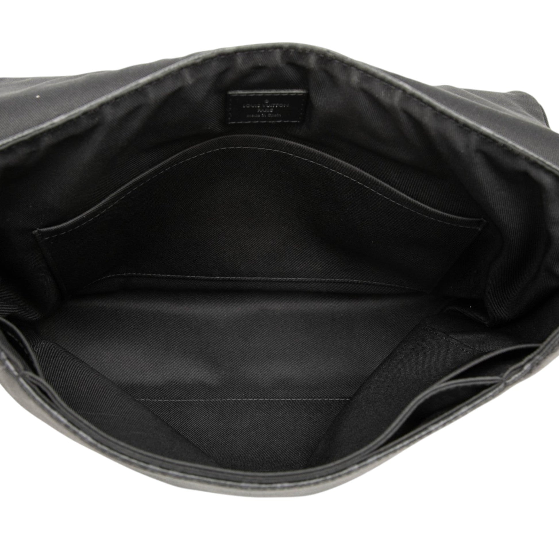 Louis Vuitton Monogram Eclipse District MM