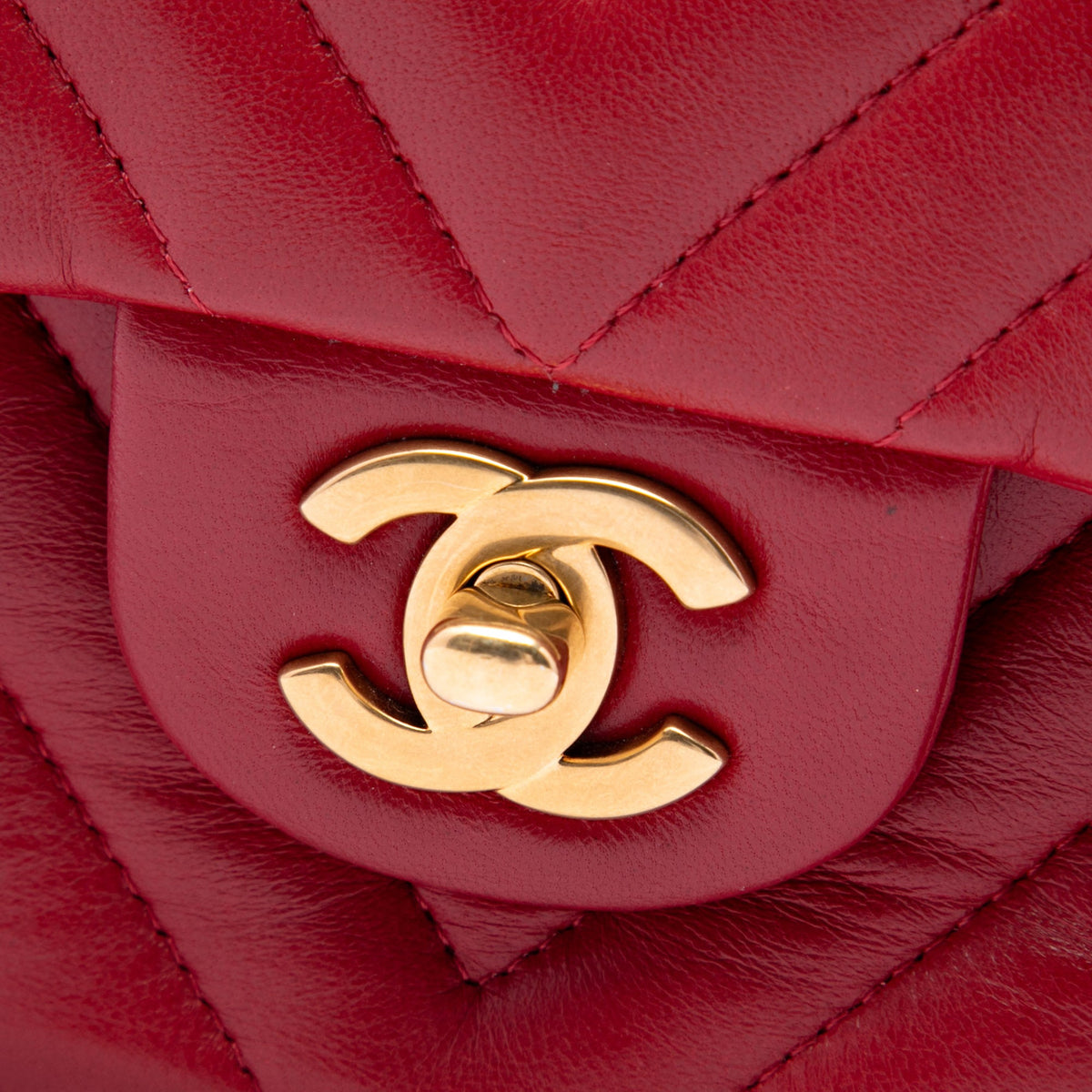 Chanel Medium Classic Chevron Lambskin Double Flap — Red