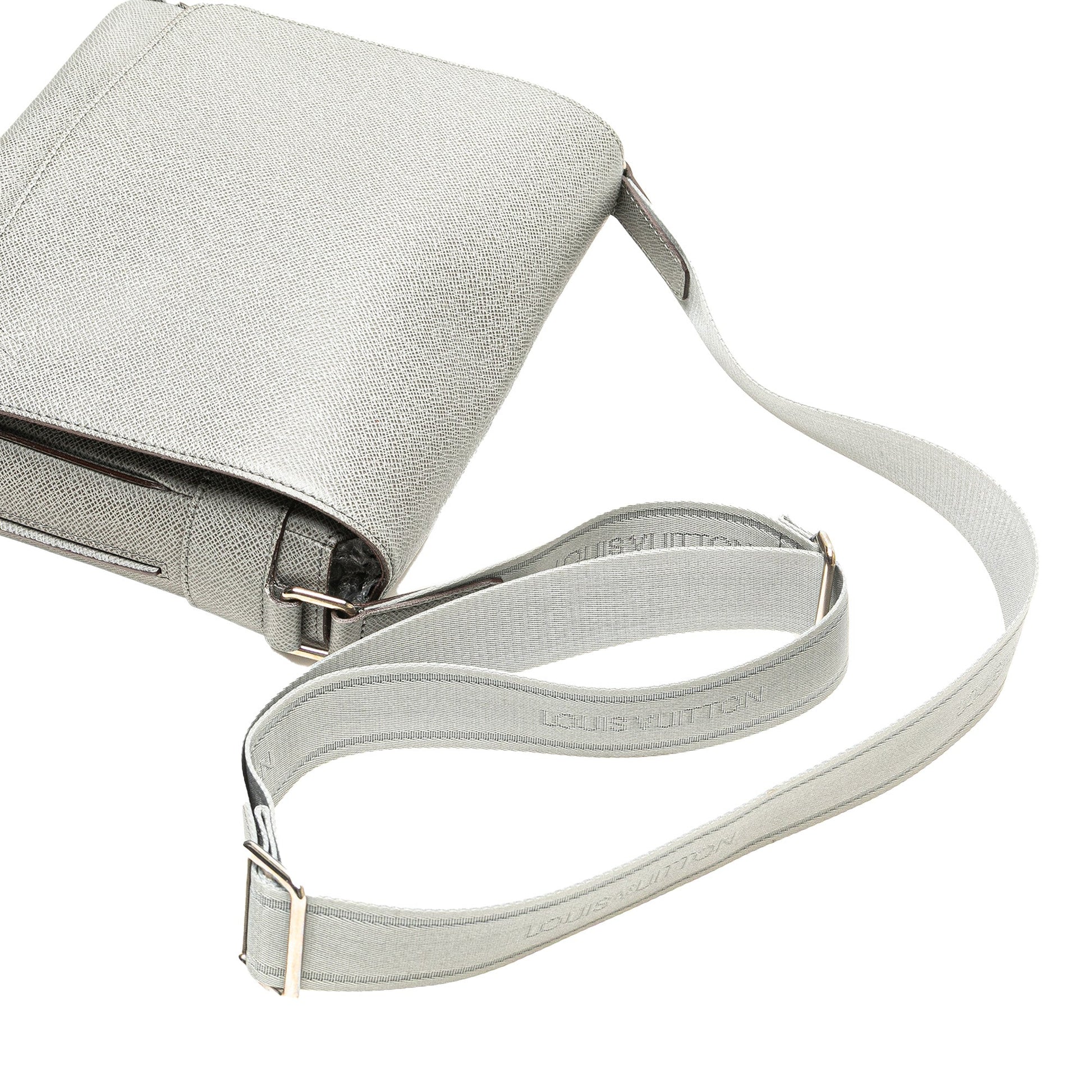 Louis Vuitton Taiga Roman MM