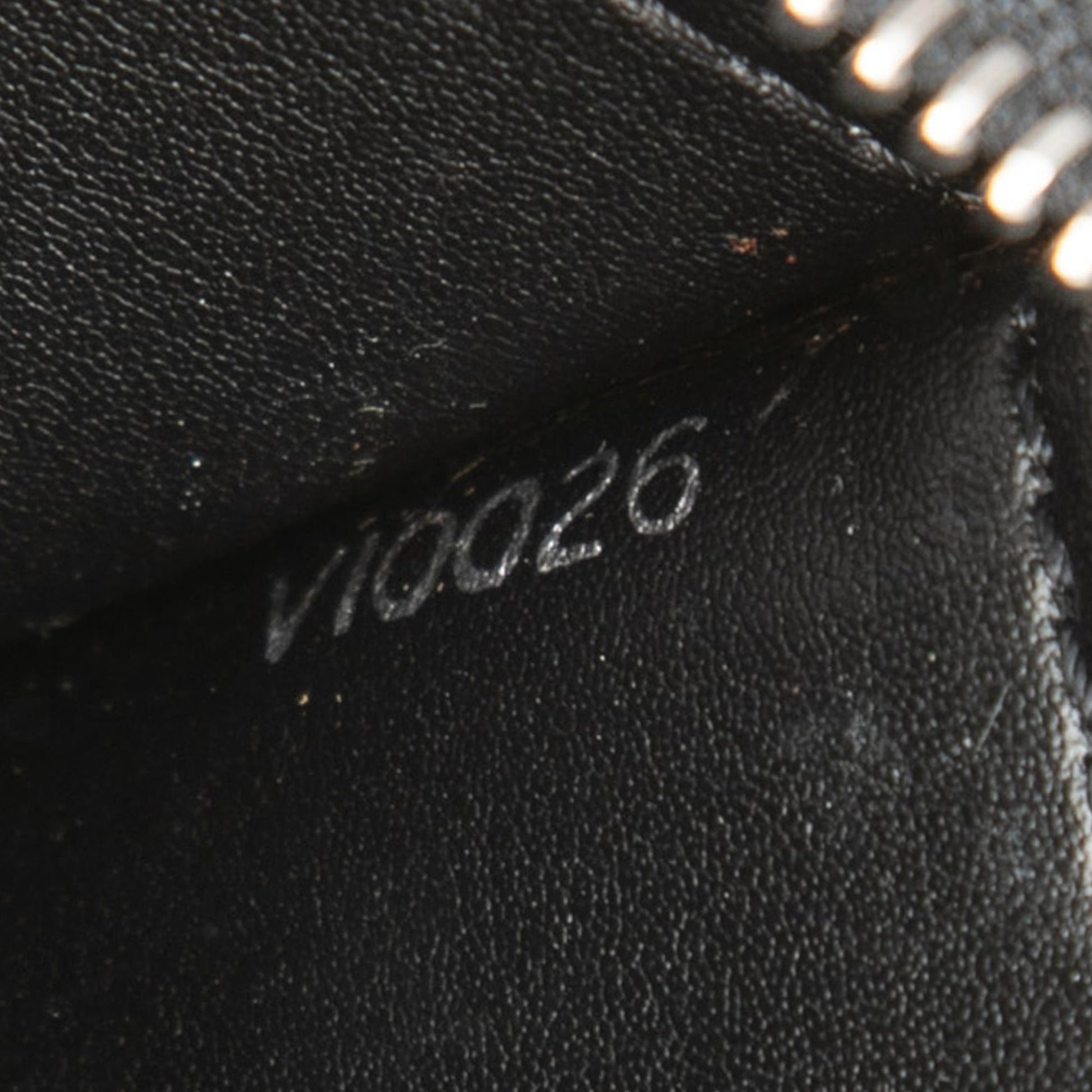 Louis Vuitton Taiga Lozan