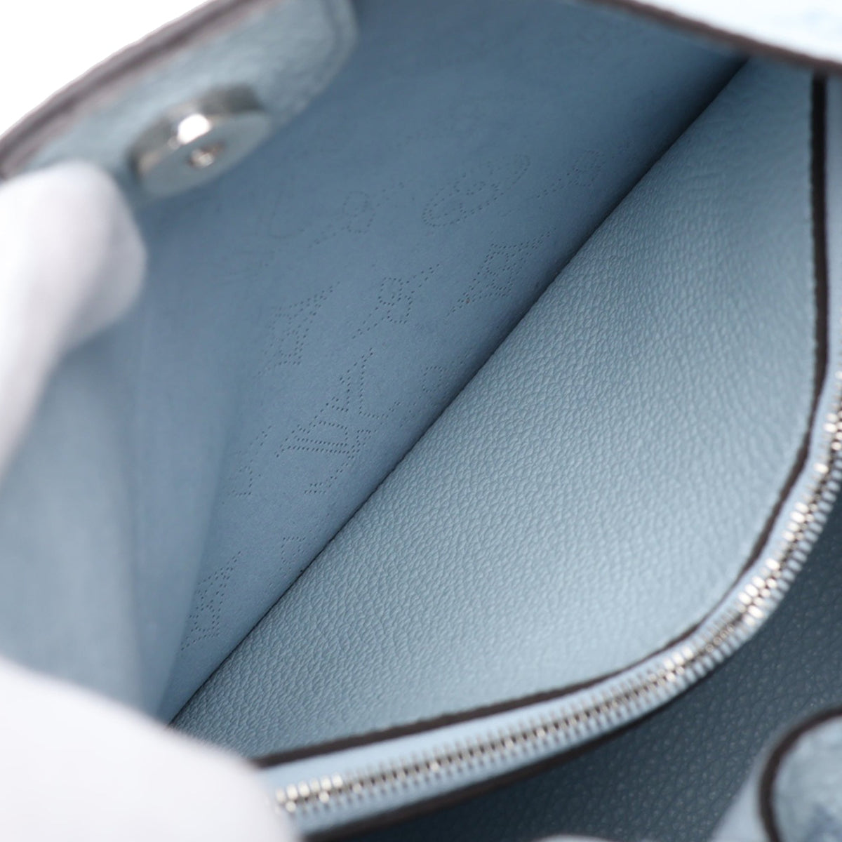 Louis Vuitton Monogram Mahina Carmel Hobo — Blue