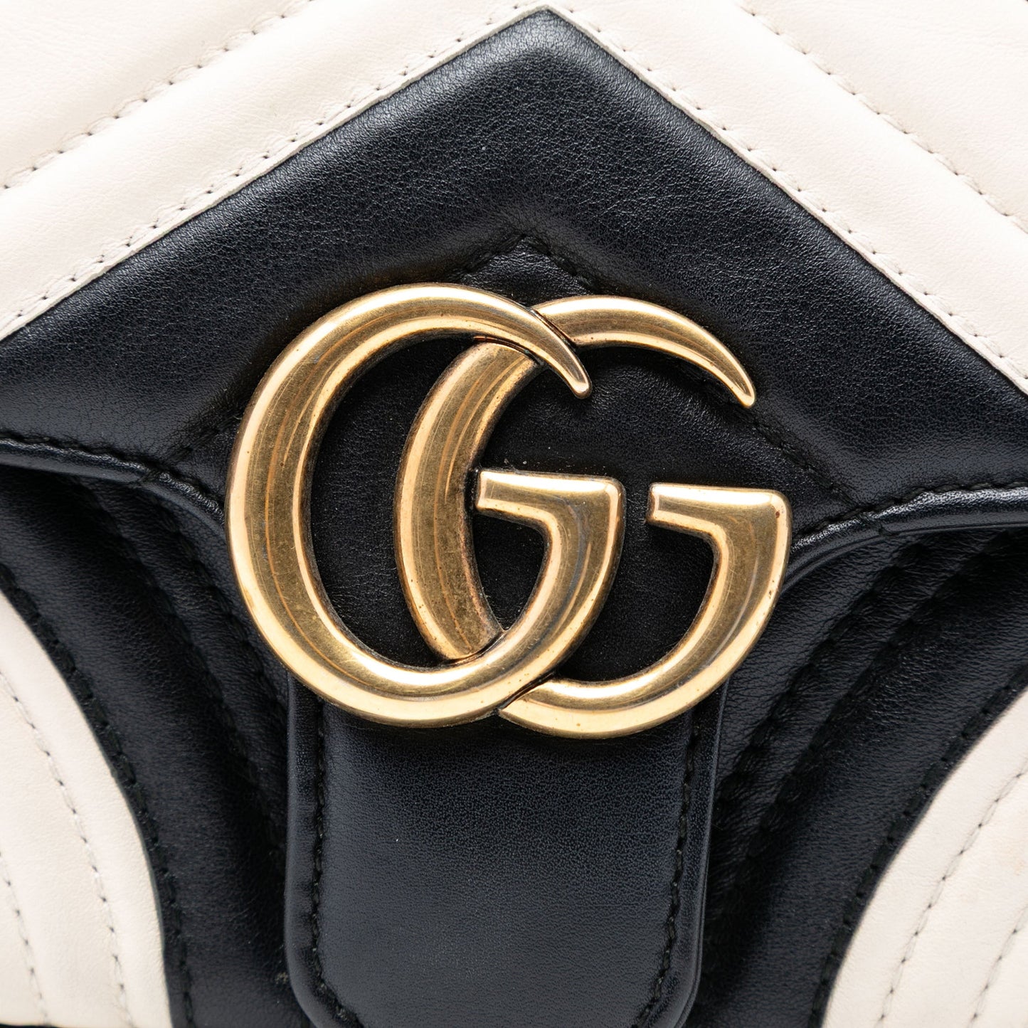 Small GG Marmont Matelasse Leather Shoulder Bag