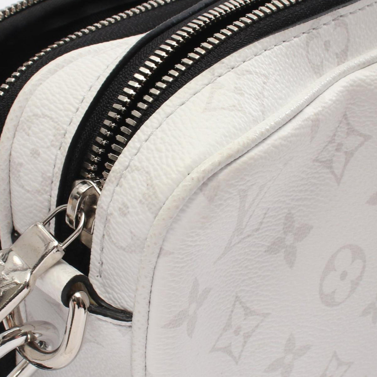 Louis Vuitton Monogram Taigarama Alpha Messenger — White