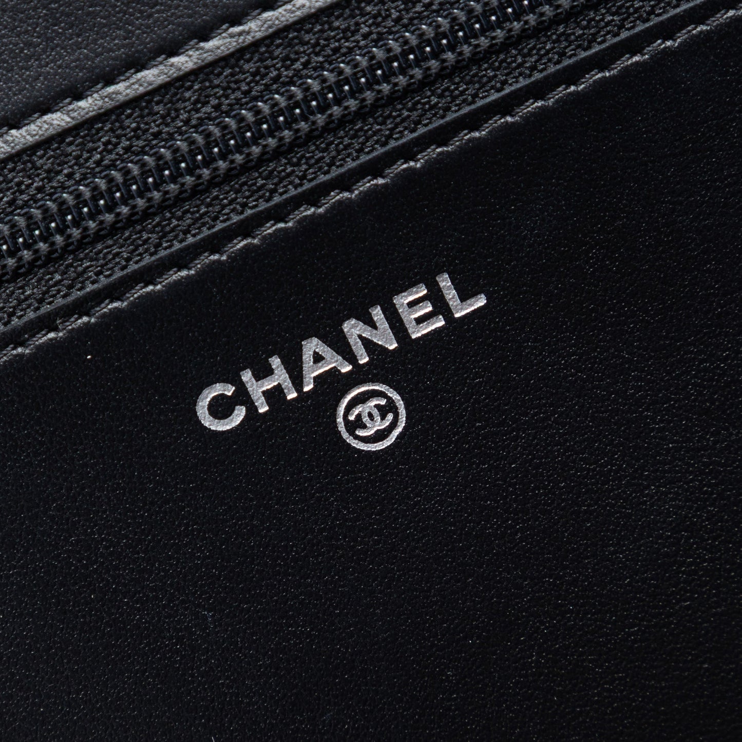 Chevron Caviar Boy Wallet On Chain