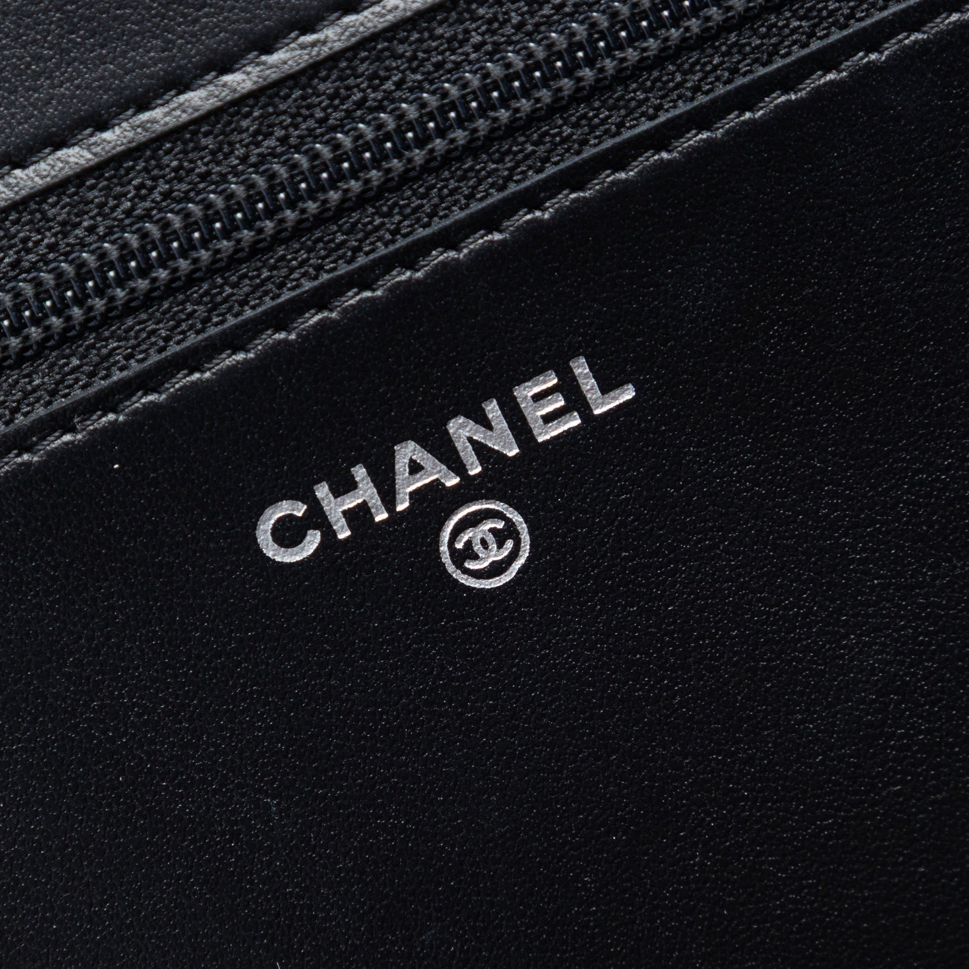 Chevron Caviar Boy Wallet On Chain