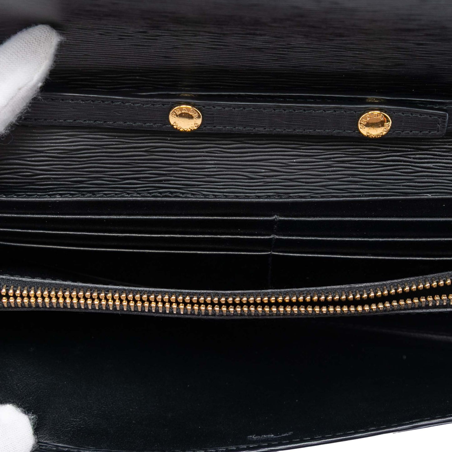 Prada Vitello Move Wallet On Chain