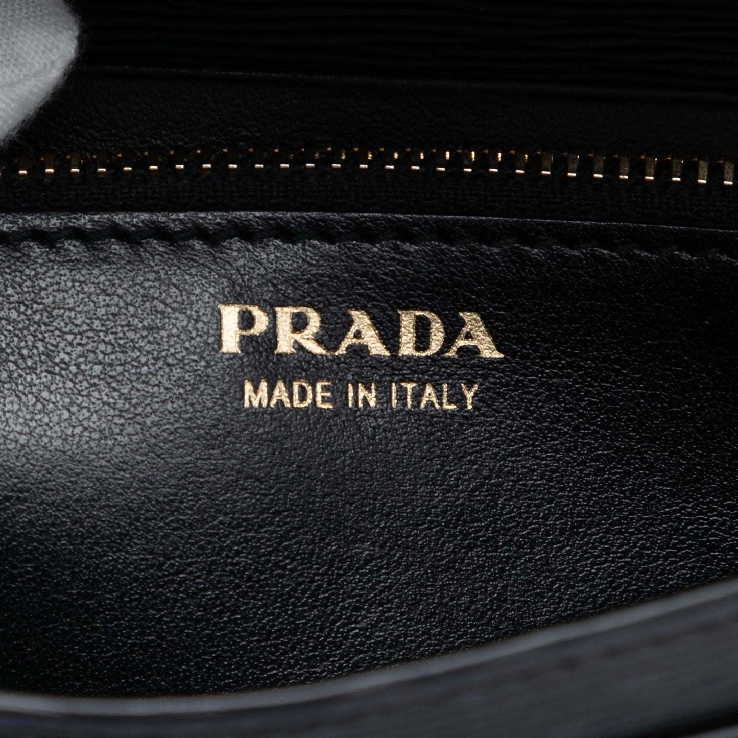 Prada Vitello Move Wallet On Chain