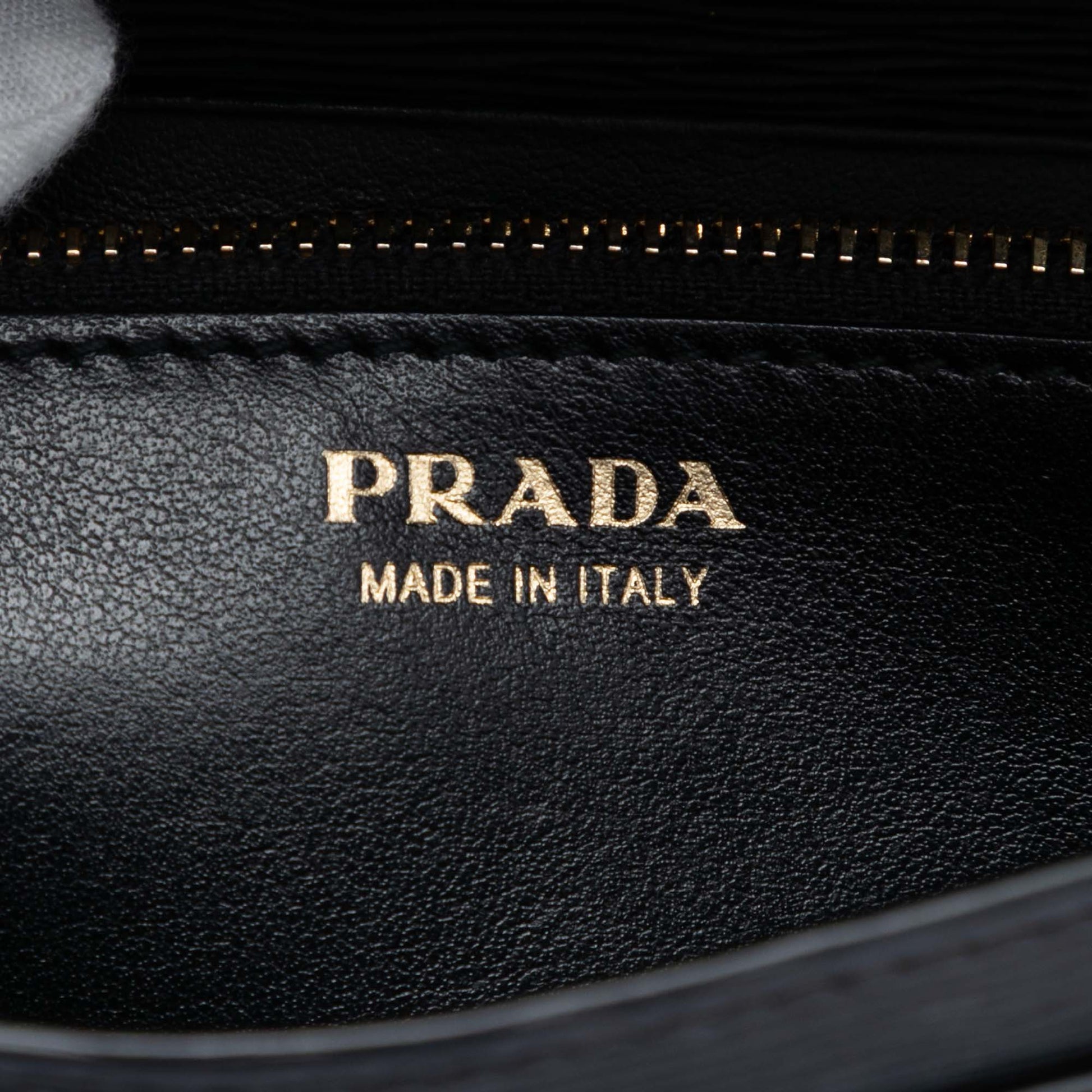 Prada Vitello Move Wallet On Chain