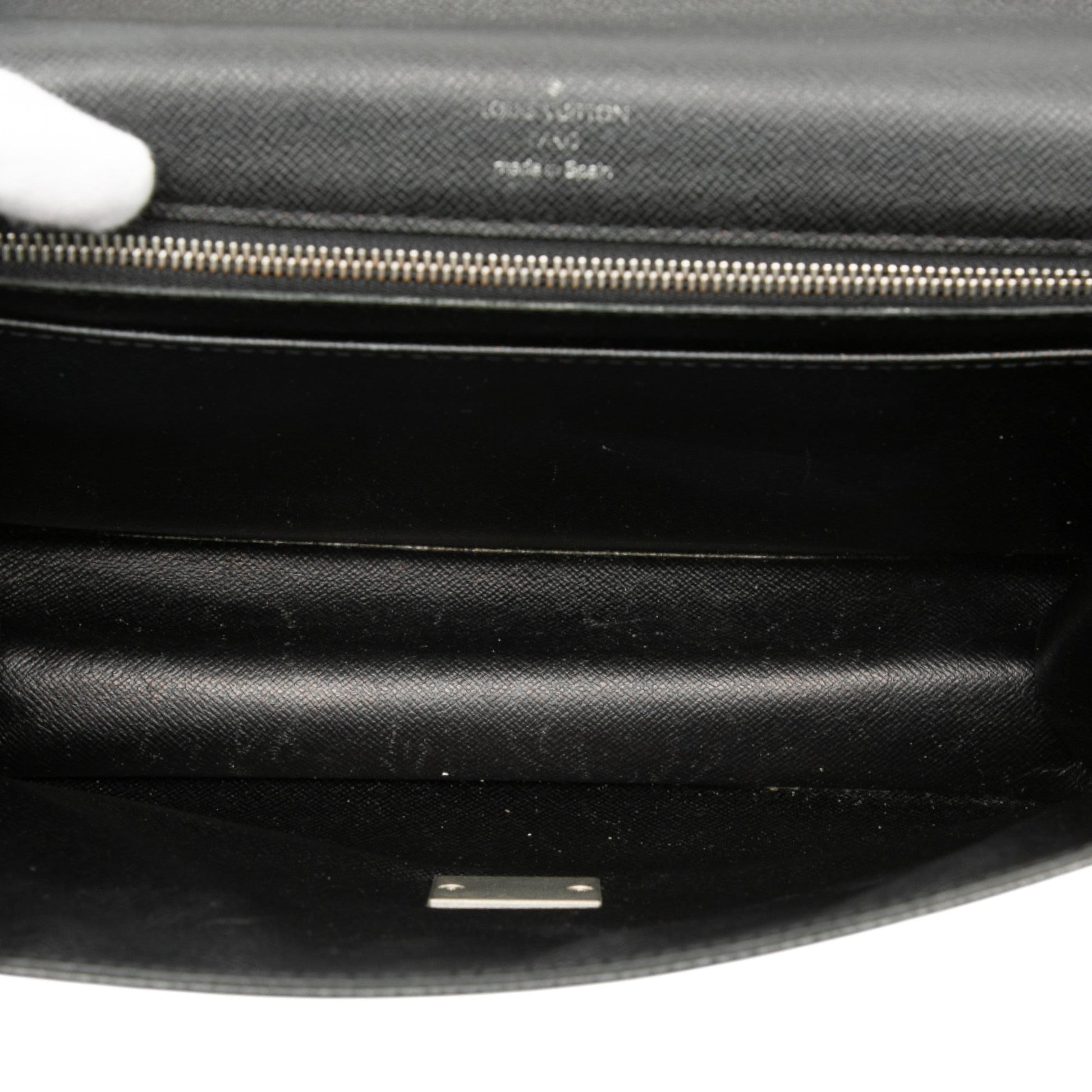 Louis Vuitton Taiga Selenga