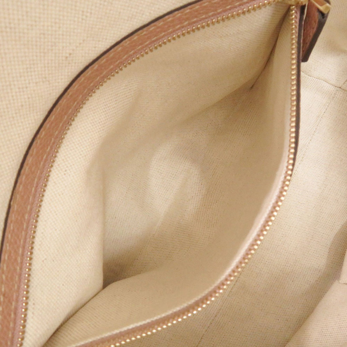Gucci GG Canvas Medium Bree