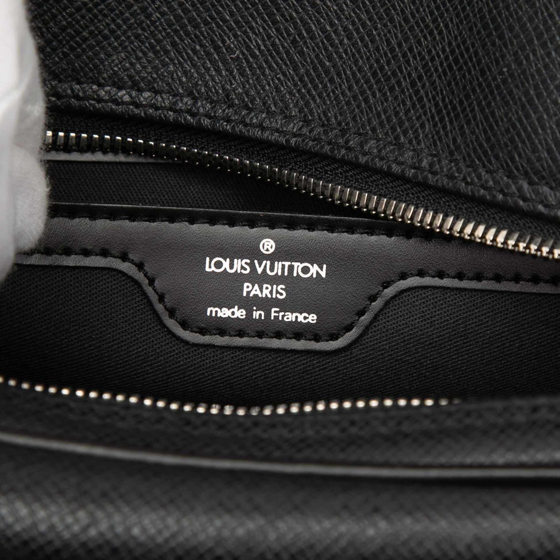 Louis Vuitton Taiga Reporter PM
