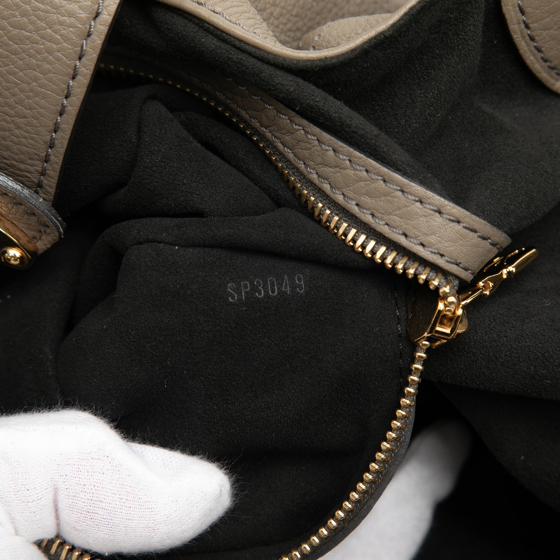 Louis Vuitton Monogram Mahina L Hobo