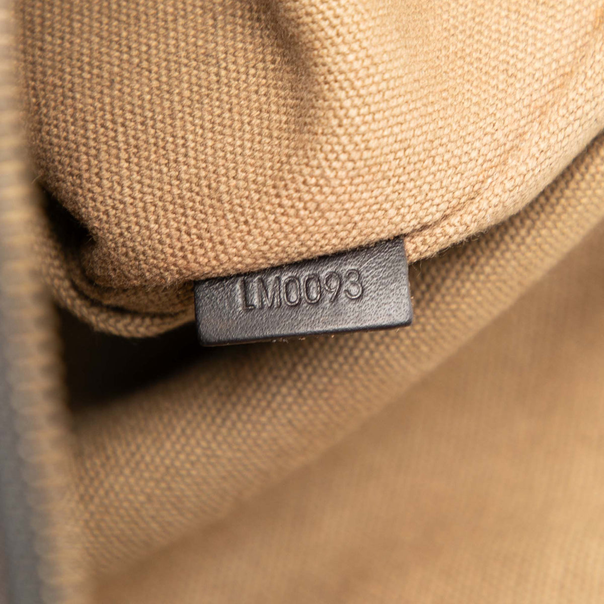 Louis Vuitton Utah Sac Plat Messenger