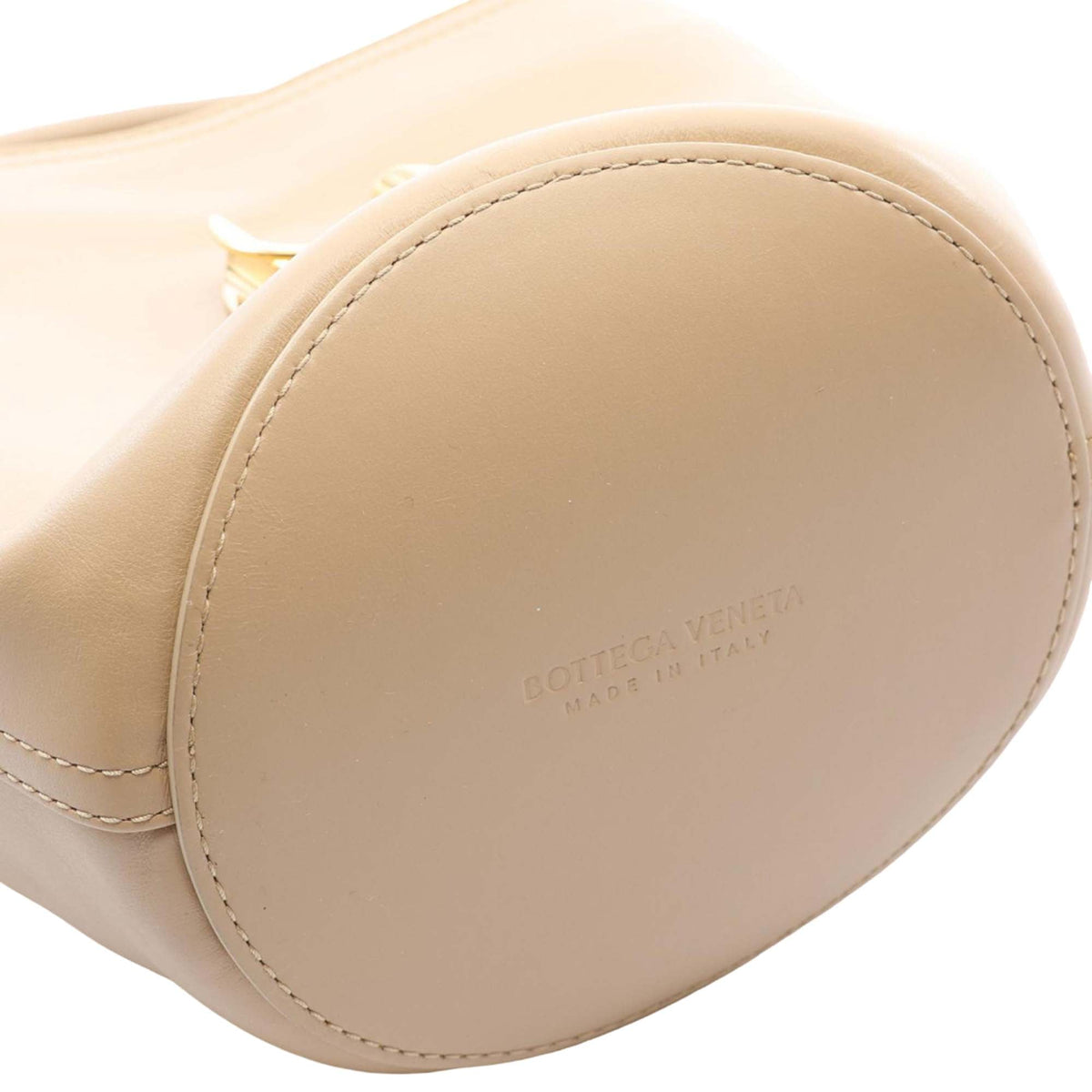 Bottega Veneta Small Leather Liberta Bucket Bag — Beige