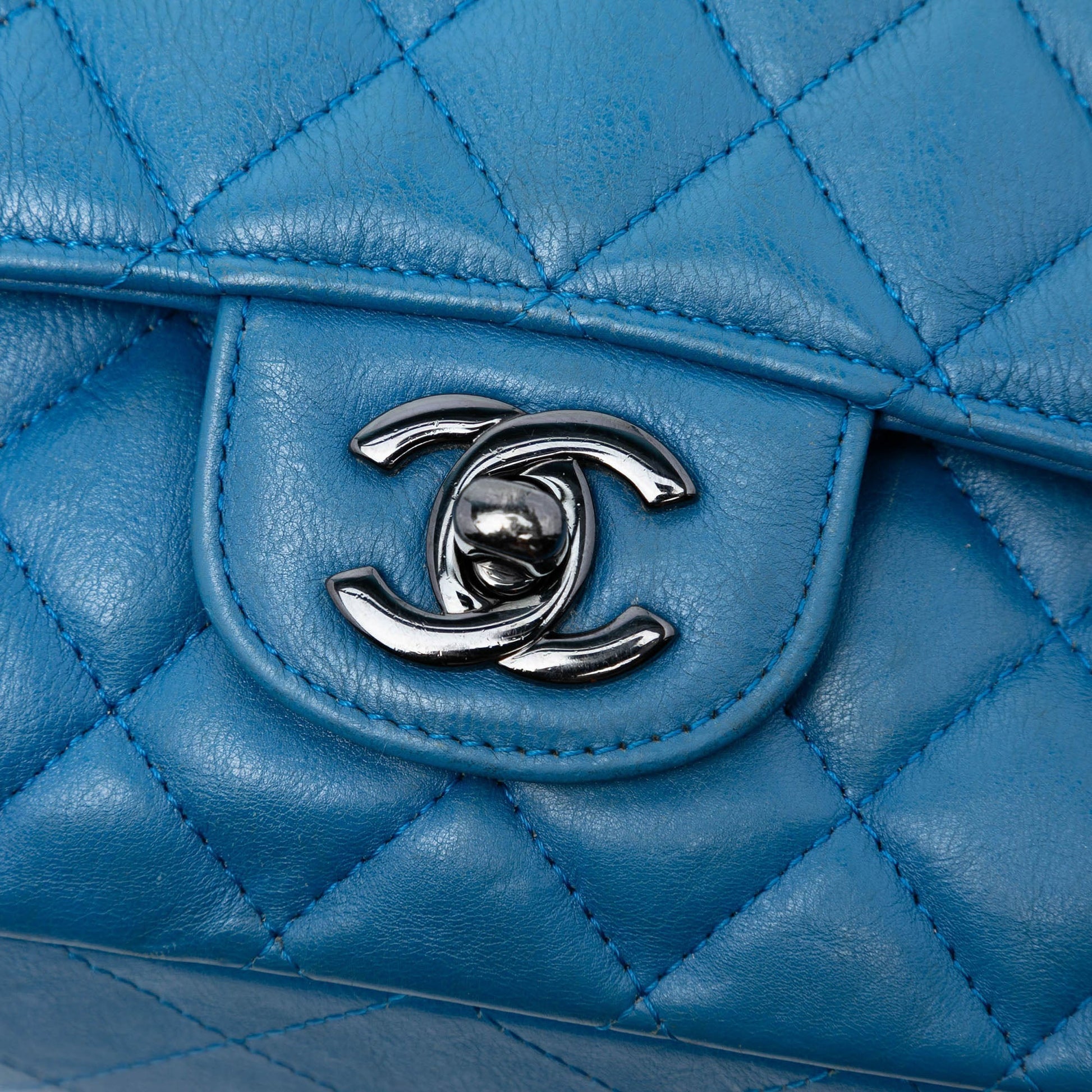 Medium Classic Calfskin Double Flap