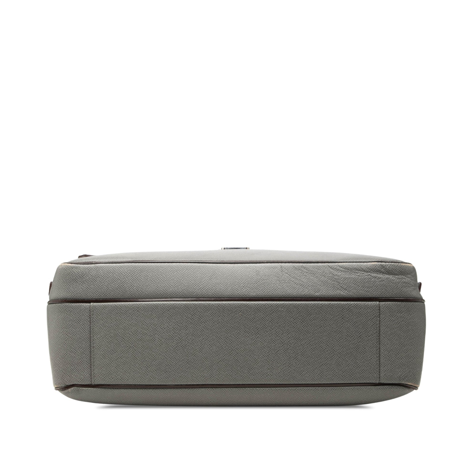 Louis Vuitton Taiga Vassili GM