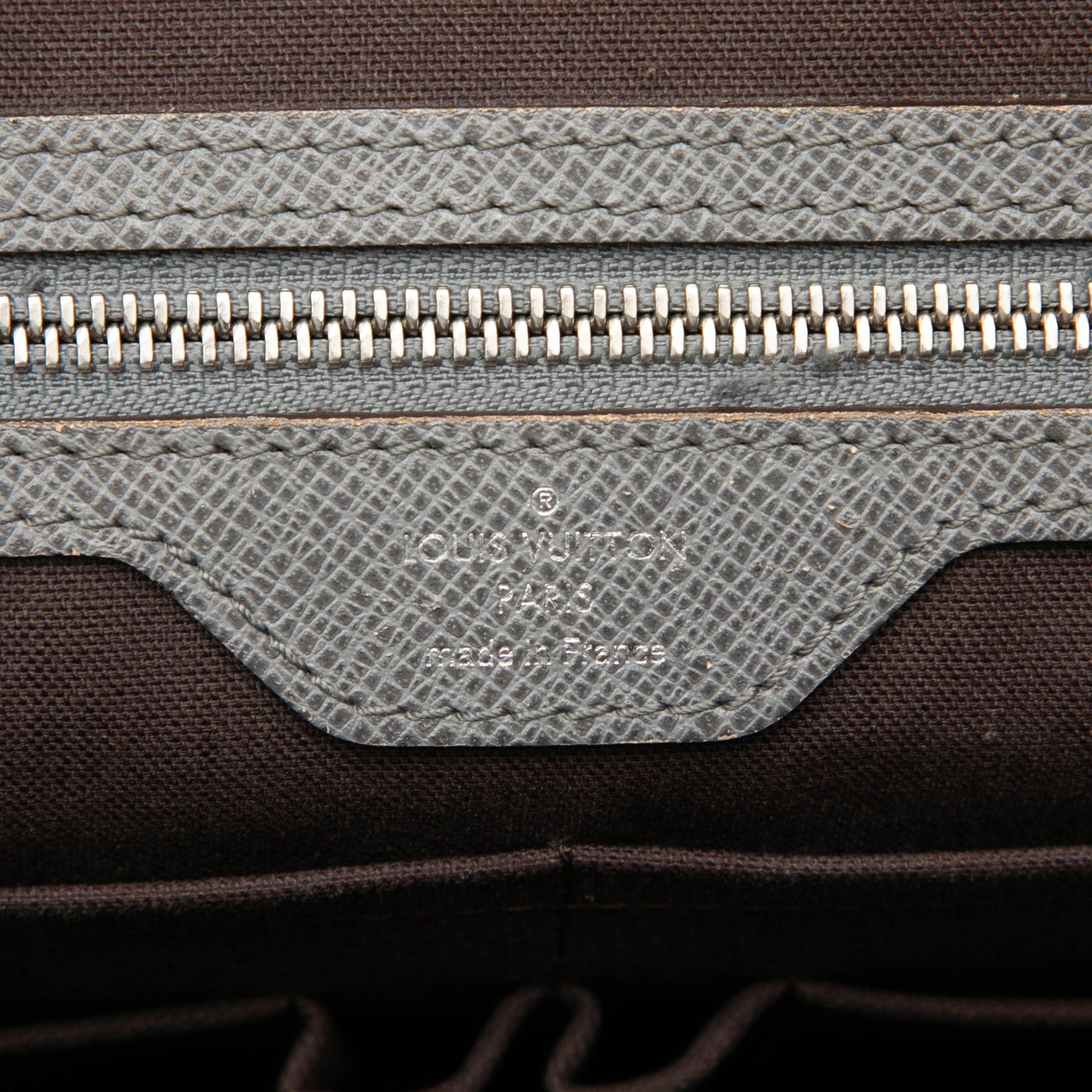 Louis Vuitton Taiga Vassili GM