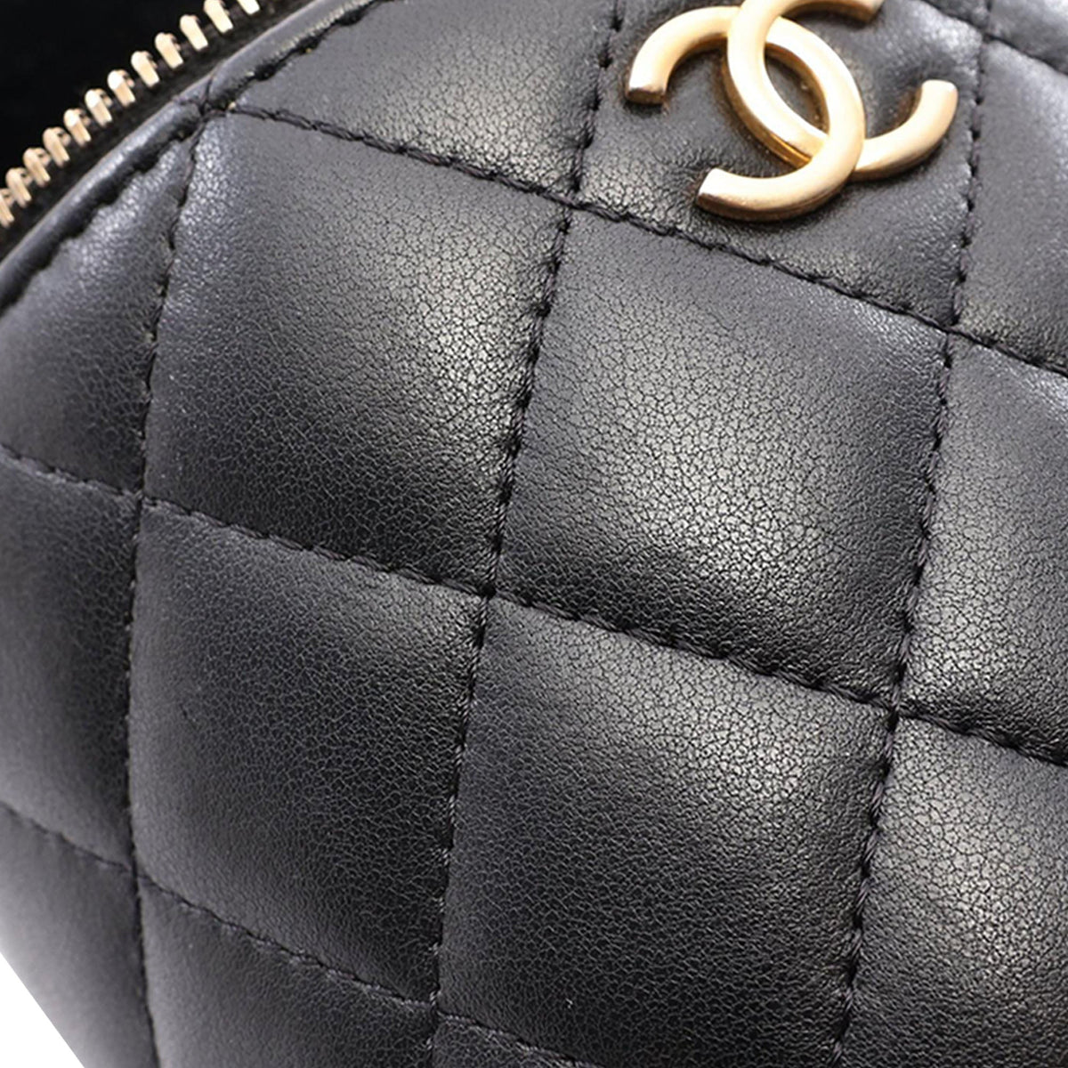 Chanel Quilted Lambskin Afternoon Tea Vanity Case with Chain — Black