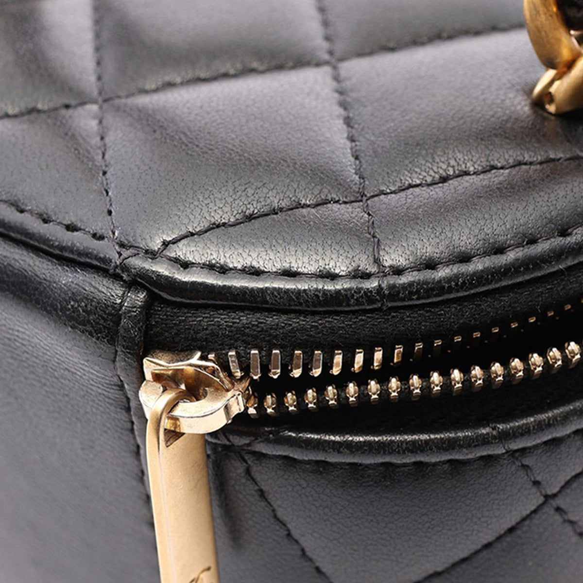 Chanel Quilted Lambskin Afternoon Tea Vanity Case with Chain — Black