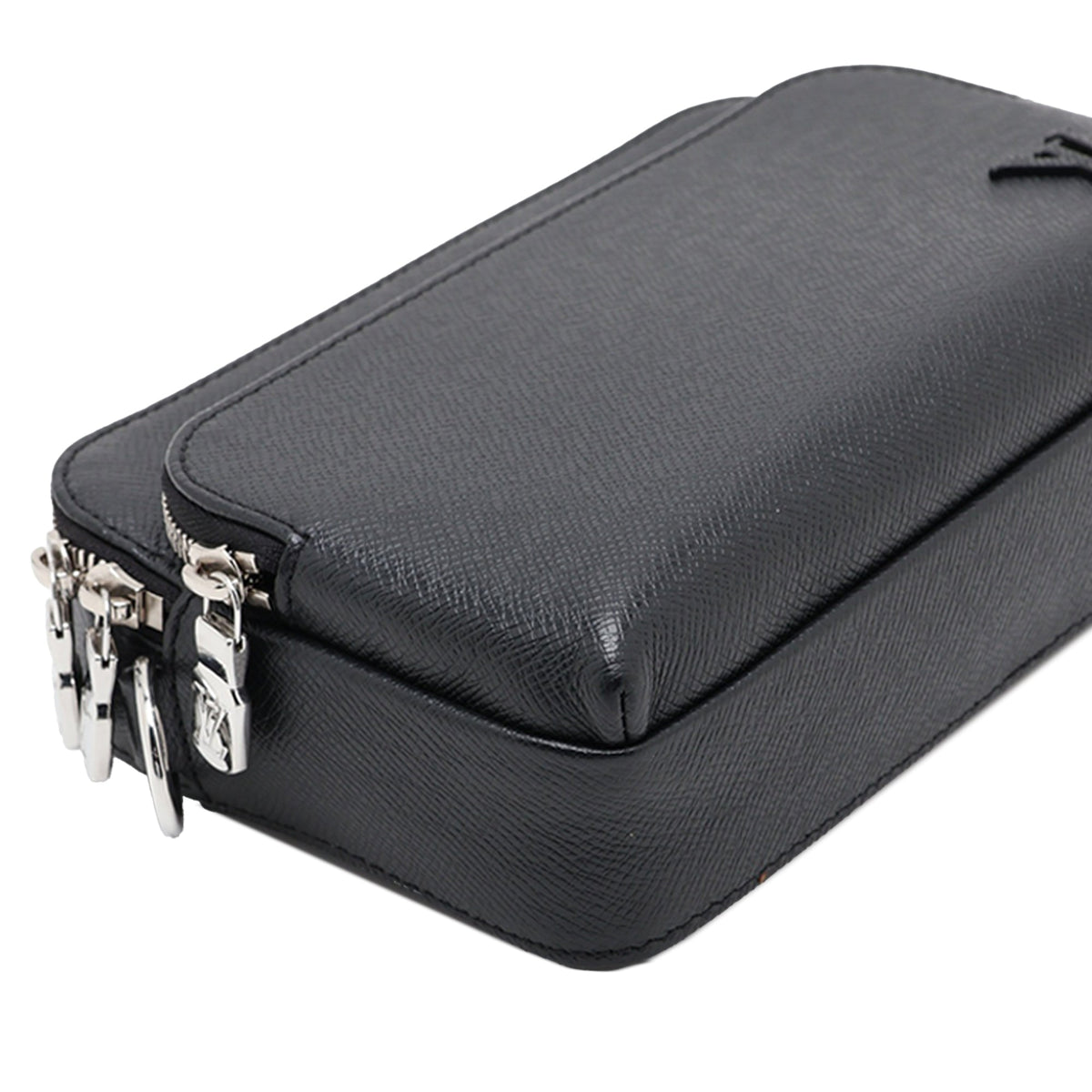 Louis Vuitton Taiga Avenue Messenger — Black