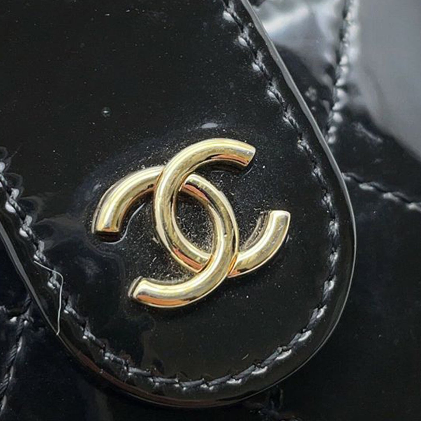 Chanel CC Quilted Patent Round Vanity Clutch With Chain
