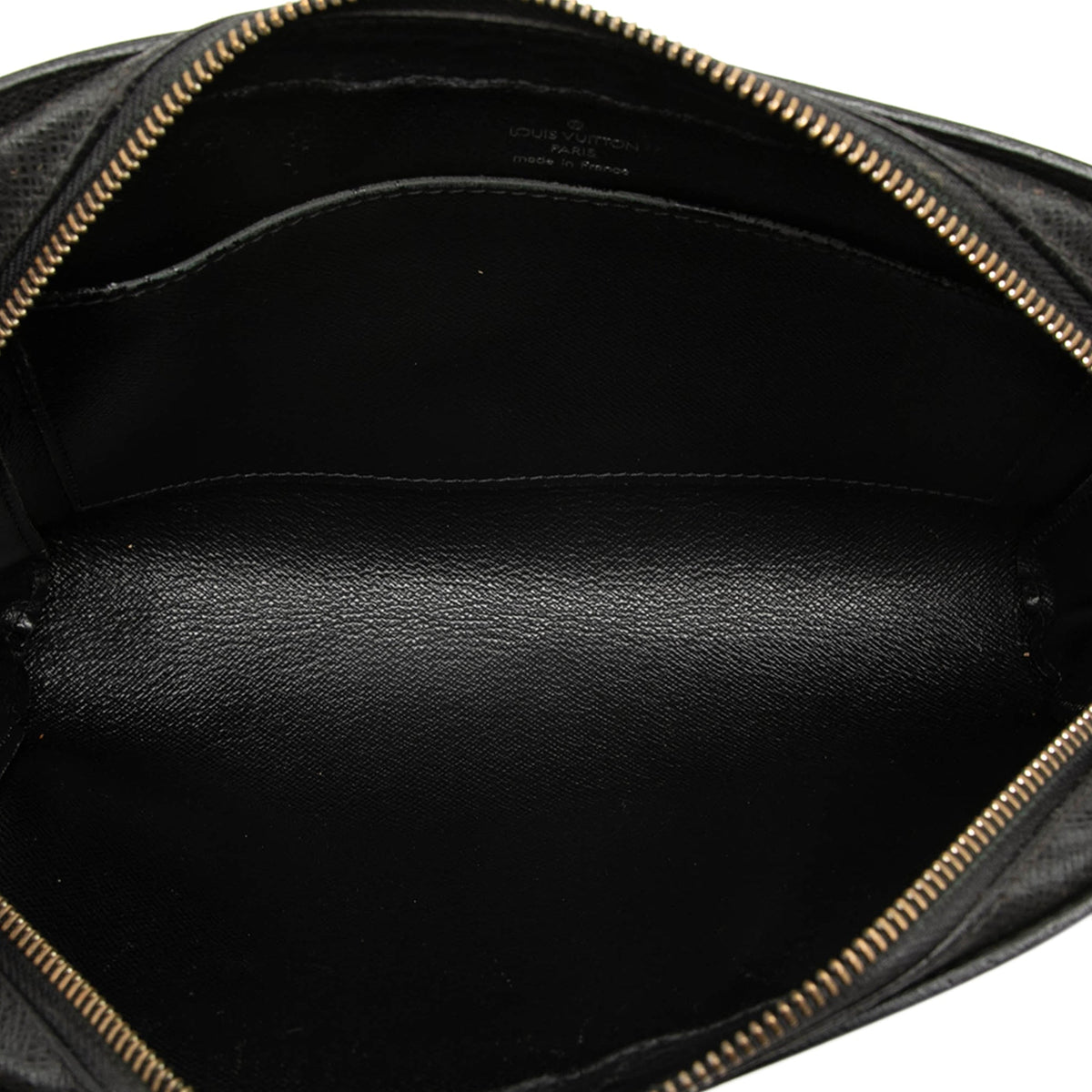 Louis Vuitton Taiga Pochette Baikal — Black