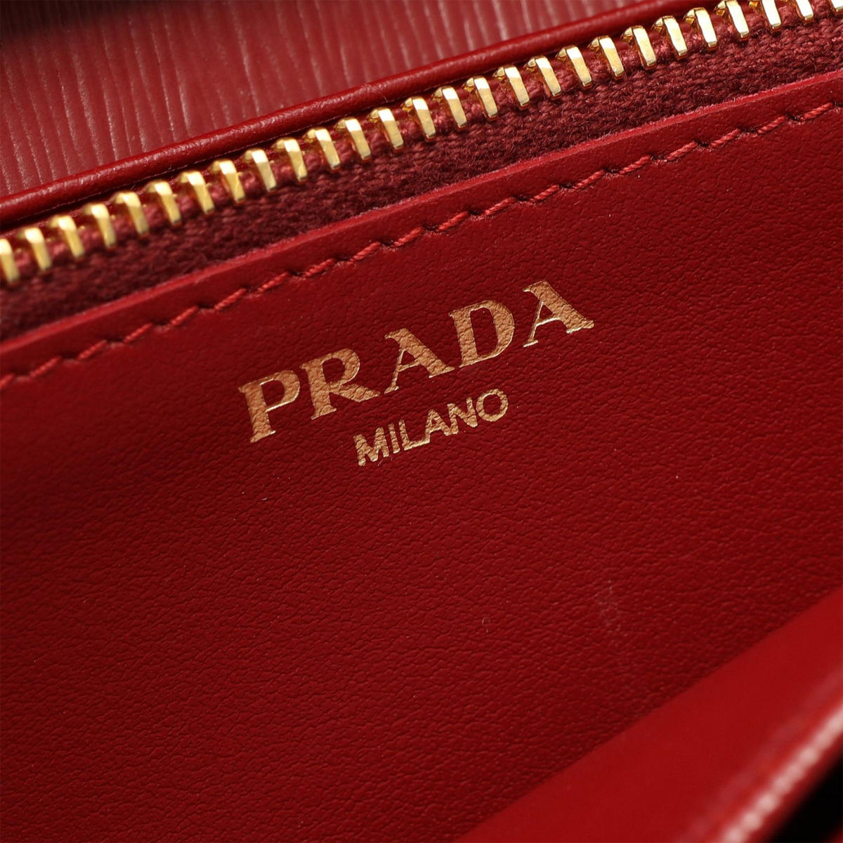 Prada Vitello Move Wallet on Chain — Red