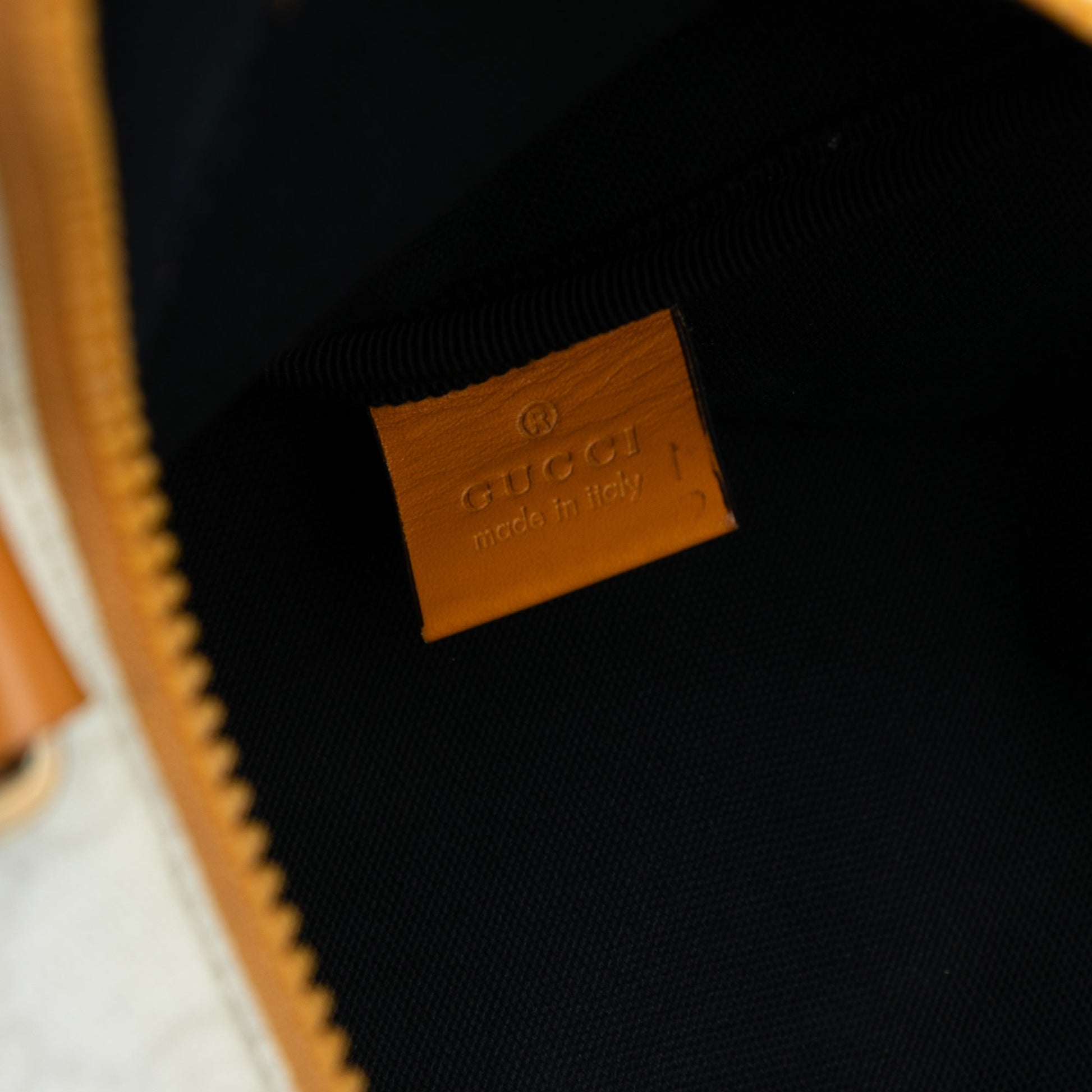 Gucci GG Supreme Heritage Logo Flat Zip Tote