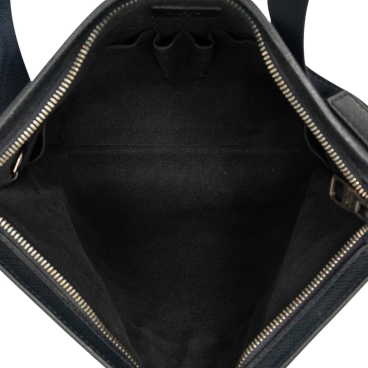 Louis Vuitton Taiga Sasha