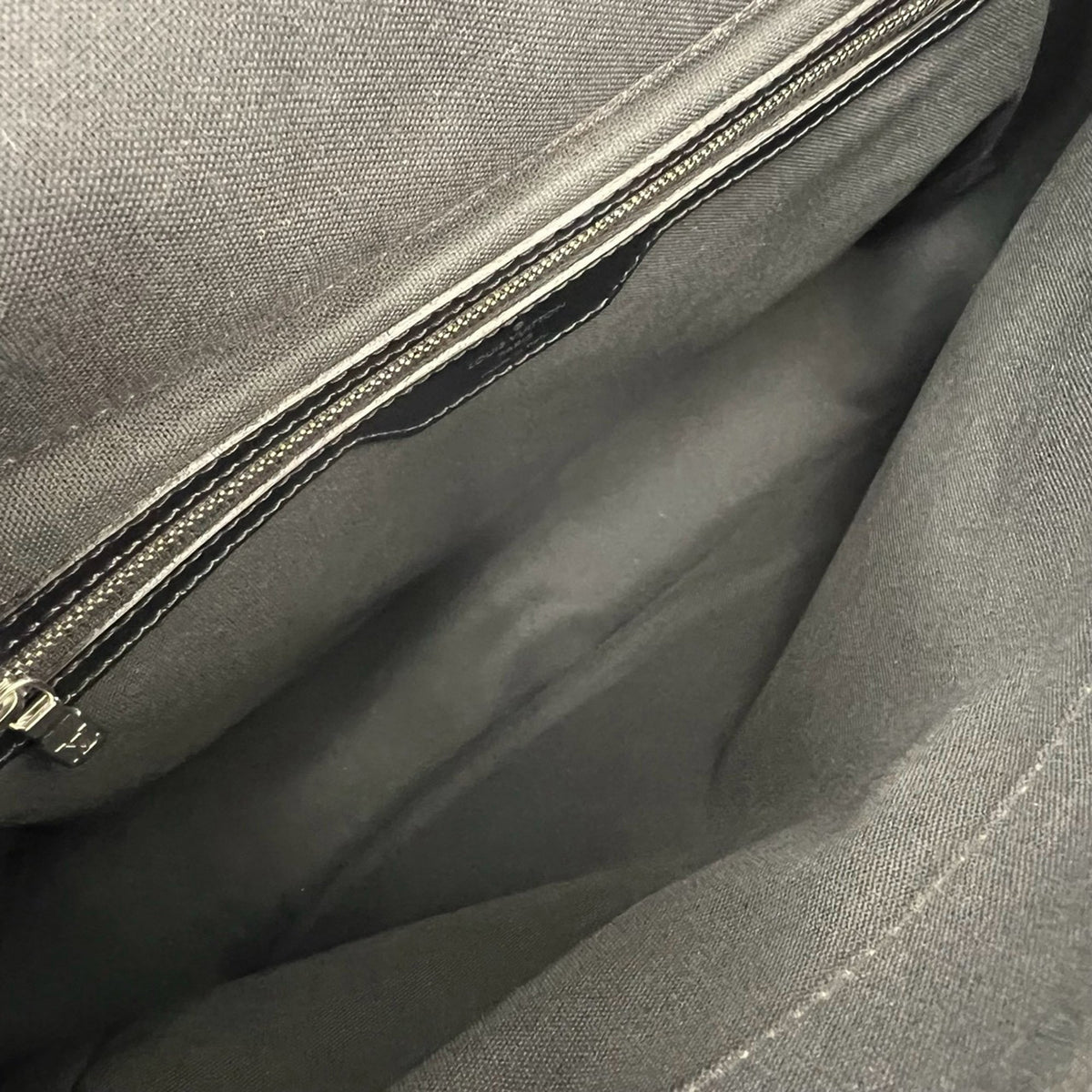 Louis Vuitton Taiga Viktor