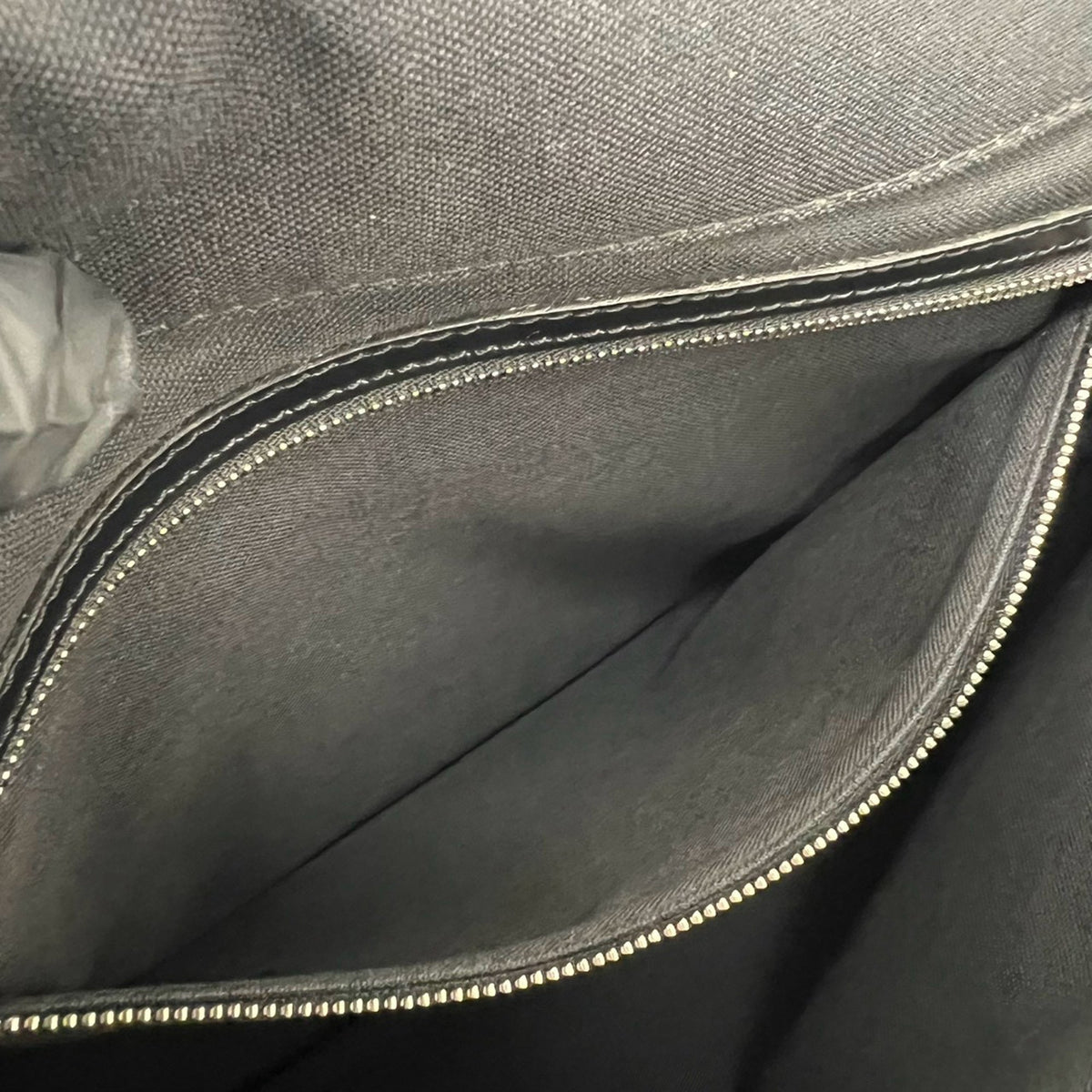 Louis Vuitton Taiga Viktor