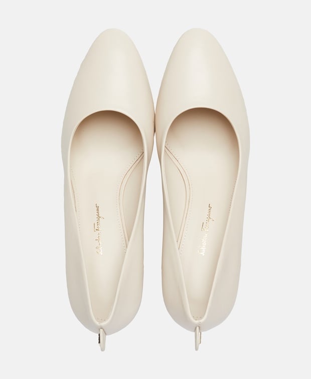 Salvatore Ferragamo Judy Pumps Beige