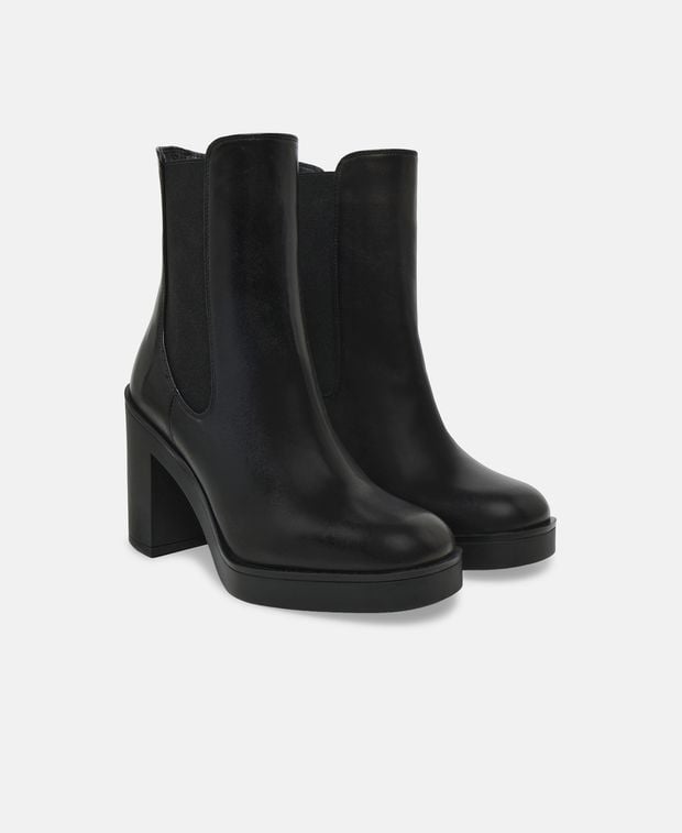 Stuart Weitzman Bethenny Chelsea boots