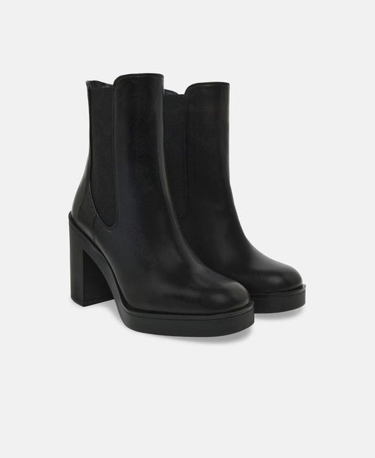 Stuart Weitzman Bethenny Chelsea boots