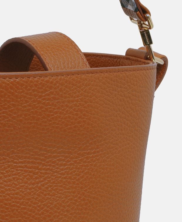 Burberry Leather bucketbag